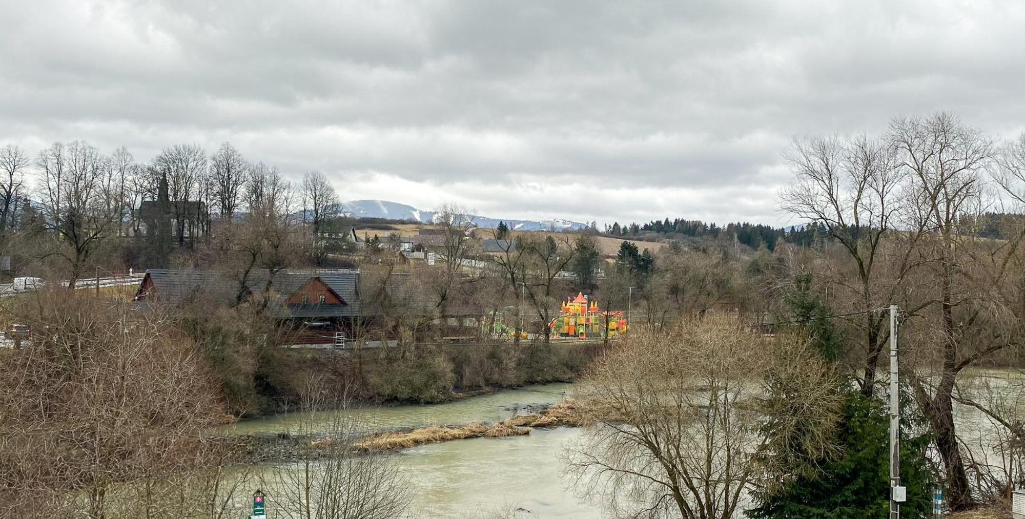 Riverfront Apartment Bešeňová Екстериор снимка
