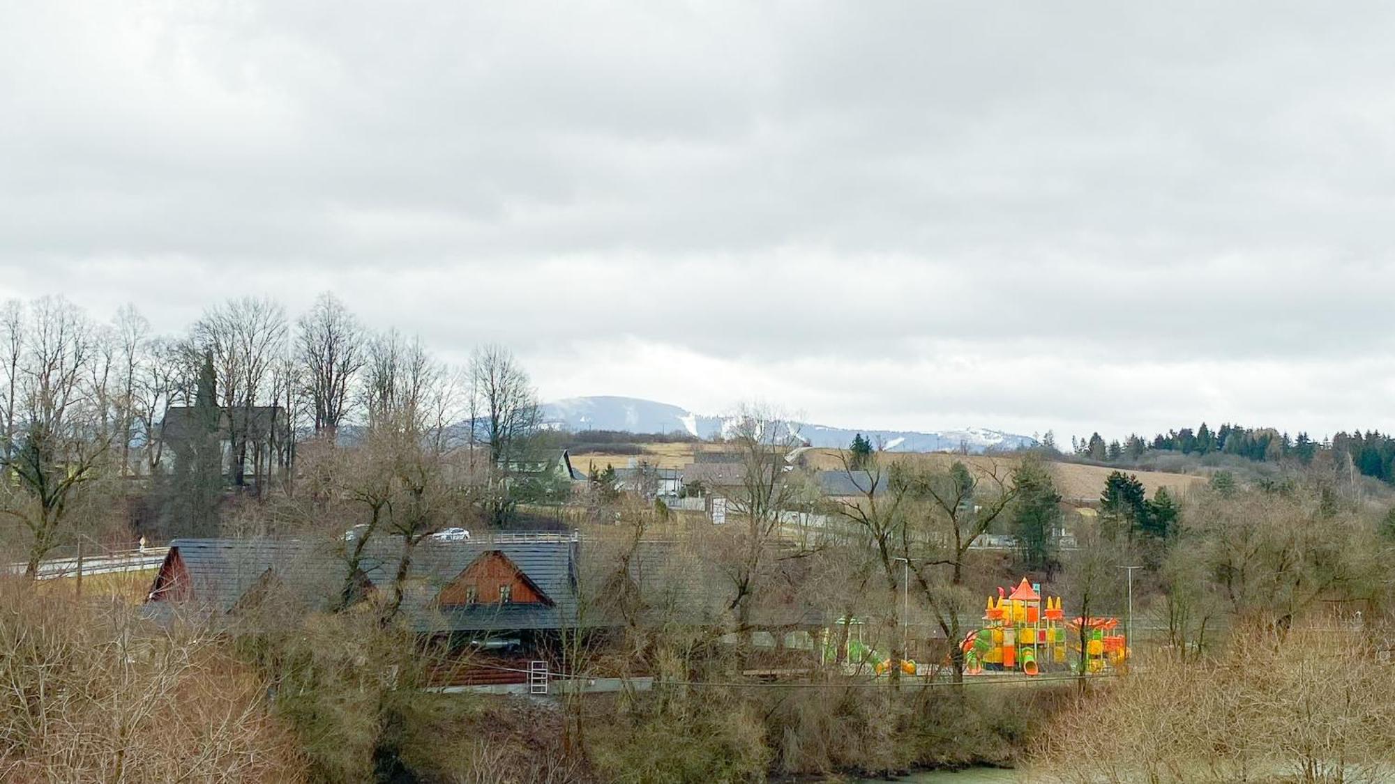 Riverfront Apartment Bešeňová Екстериор снимка
